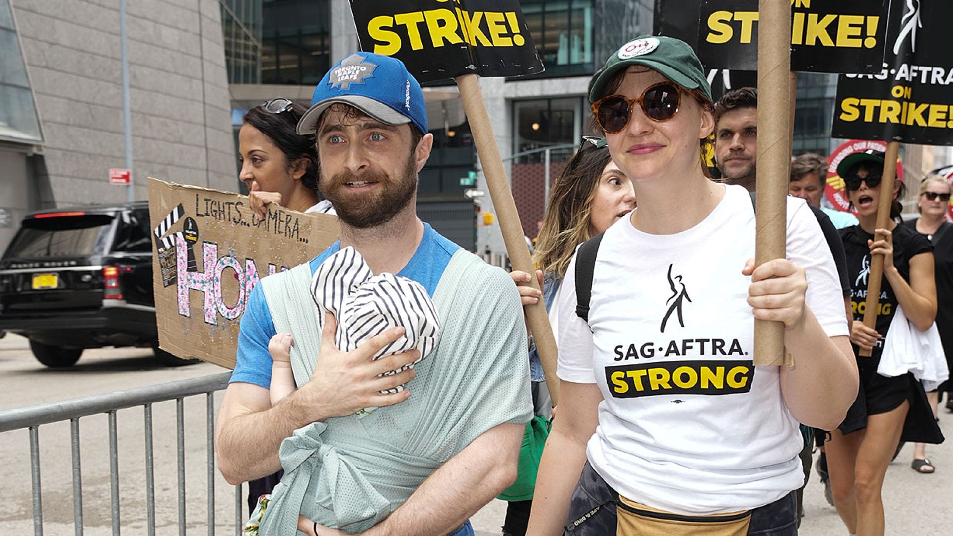 Daniel Radcliffe, estrella de Harry Potter, reaparece con su bebé en la huelga de actores de Hollywood
