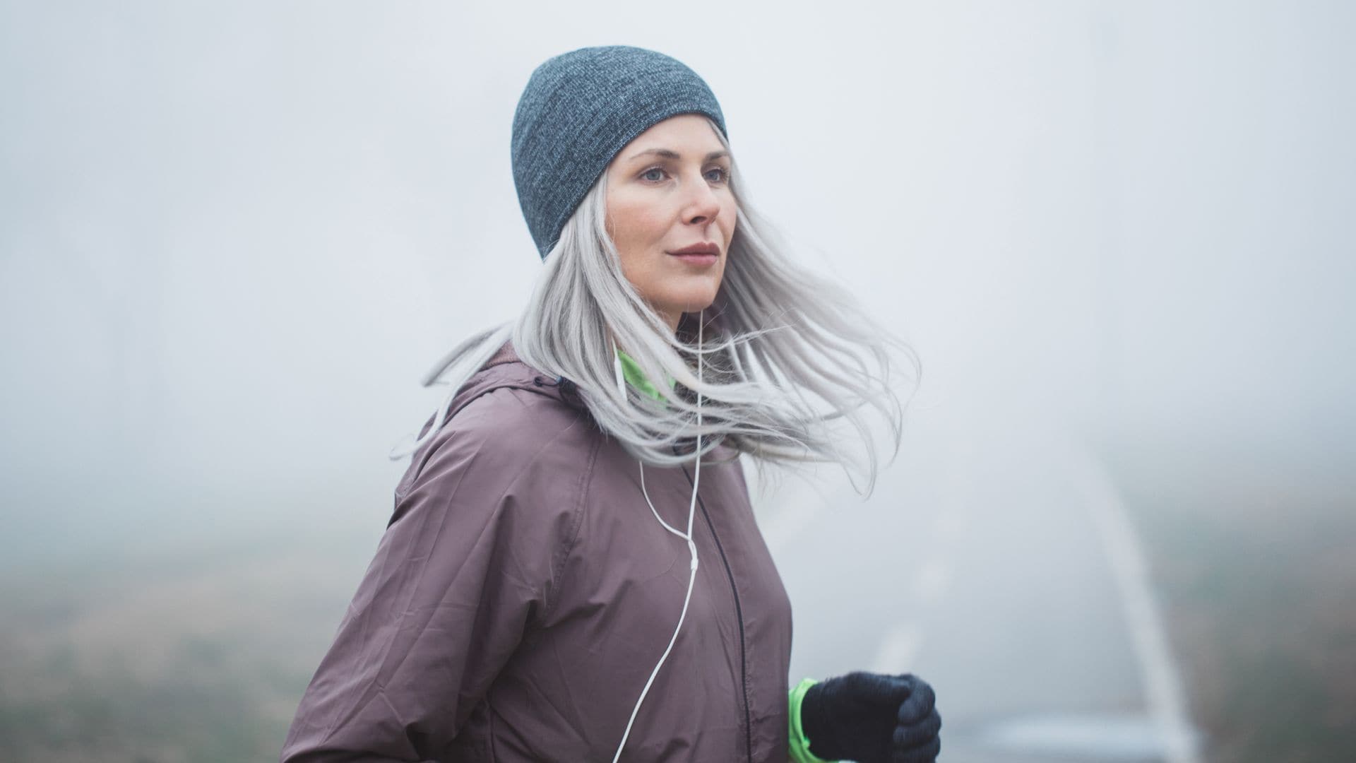 Mujer de 50 años haciendo ejercicio en invierno