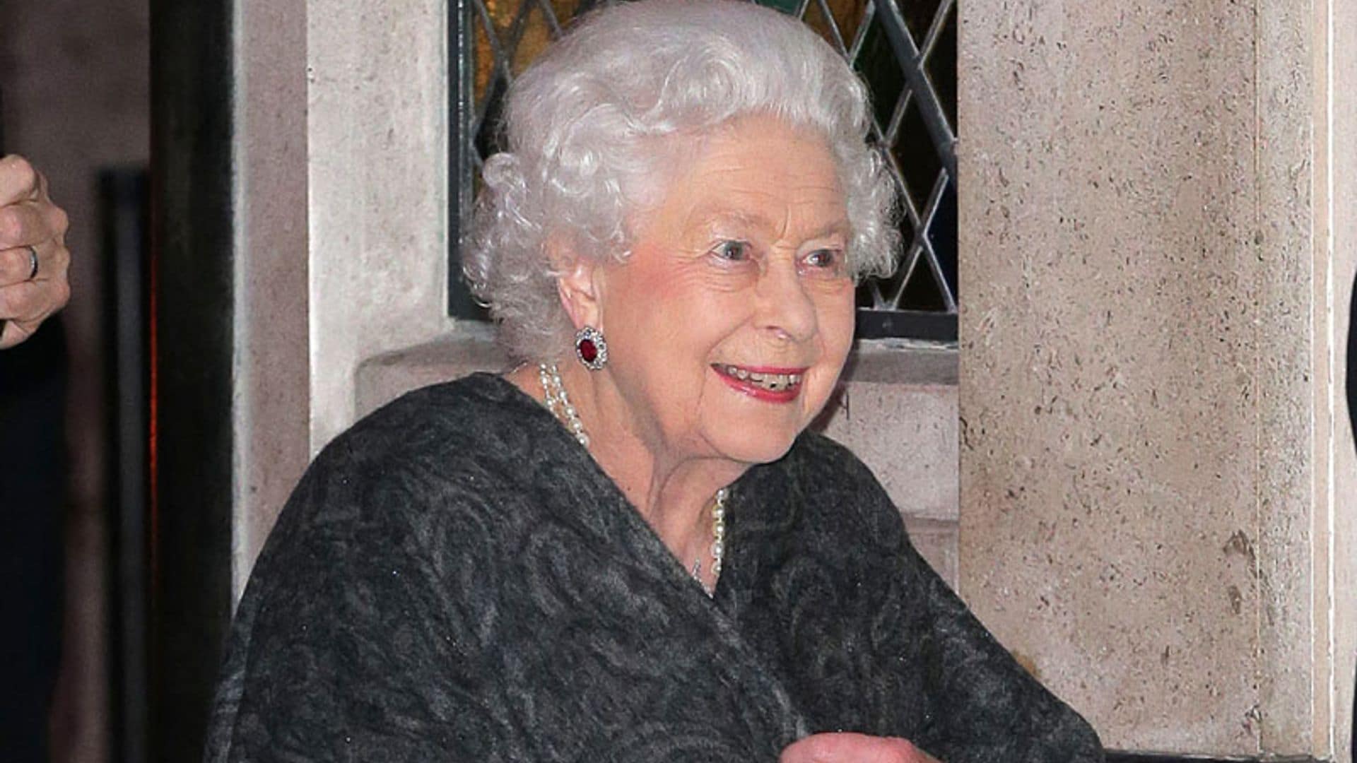 La reina Isabel, de celebración por Londres ¿y rindiendo homenaje a su hermana con su 'look'?