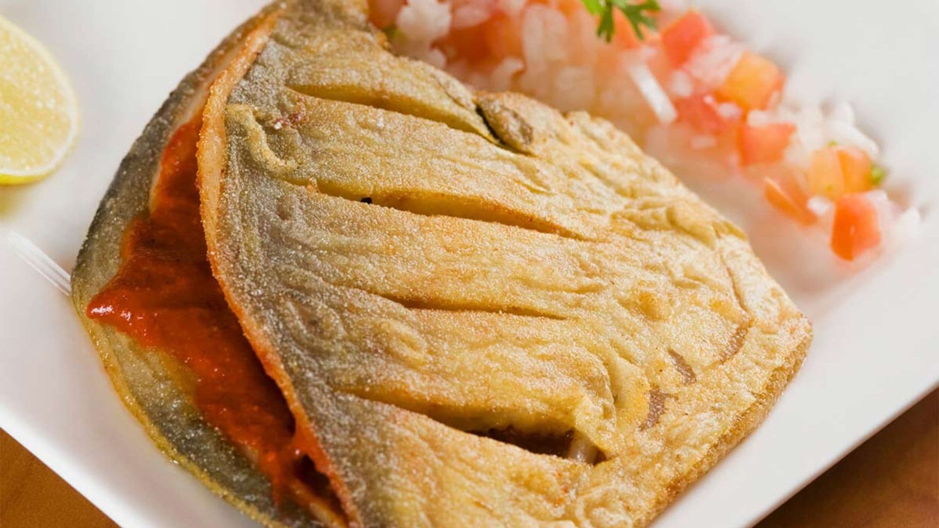 Palometa frita con picadillo de cebolla y tomate