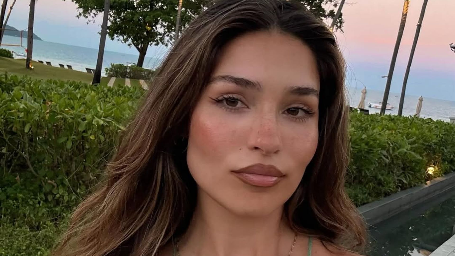 Isaya Elais en un destino tropical