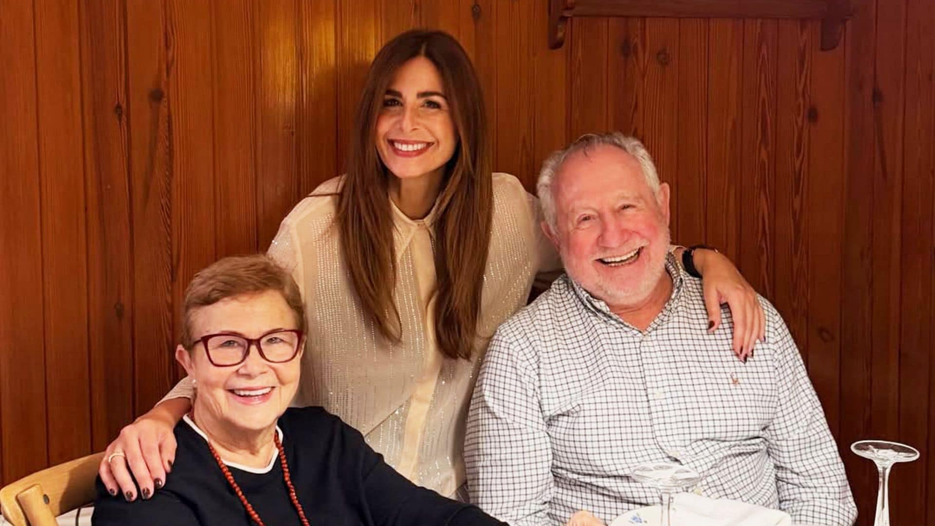 Nuria Roca con sus padres