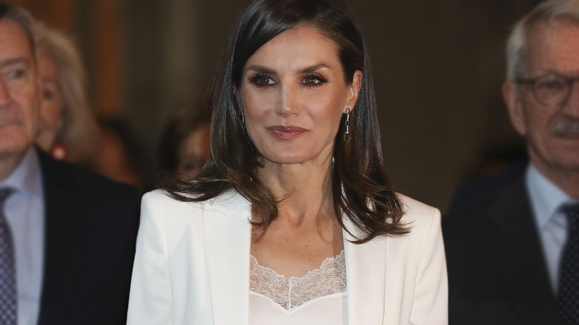 Once básicos que definen el estilo de entretiempo de doña Letizia