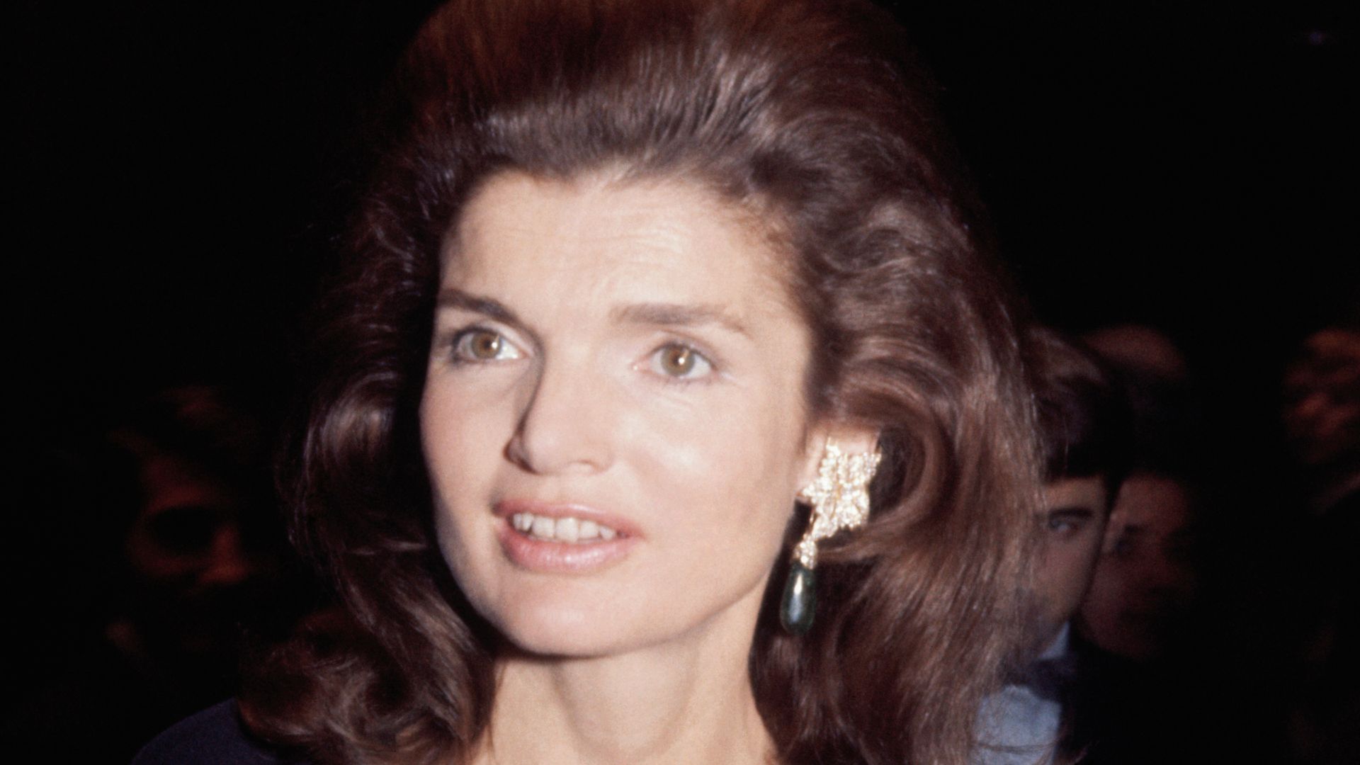 Jackie Kennedy, con su pelo abullonado, sus joyas y sus identificables guantes blancos