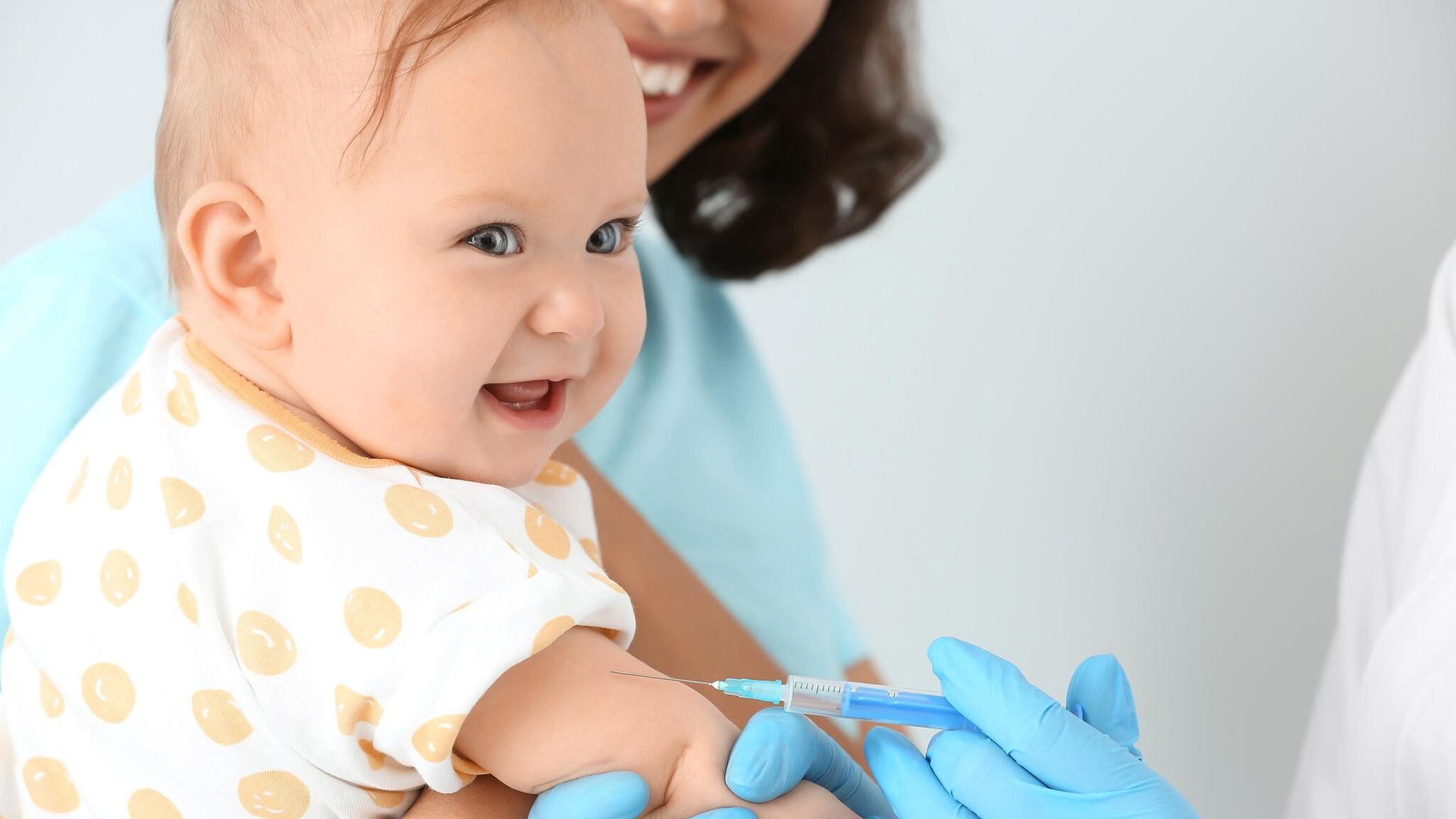 Si tu hijo tiene entre 6 meses y 5 años deberías vacunarlo de la gripe, ¿sabes por qué?