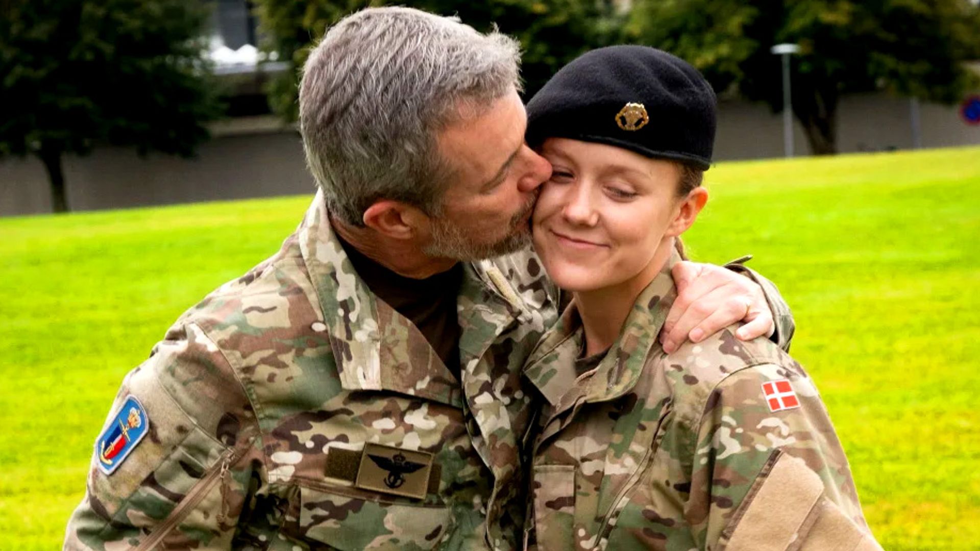 El cariñoso reencuentro de los reyes Federico y Mary de Dinamarca con su hija Isabella (19 años) tras su ingreso en el ejército