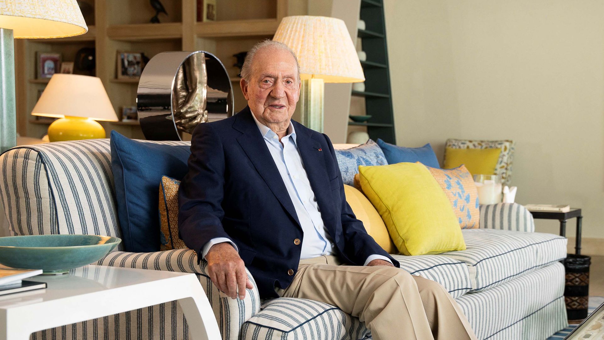 El rey Juan Carlos, en el salón de su residencia en Abu Dabi