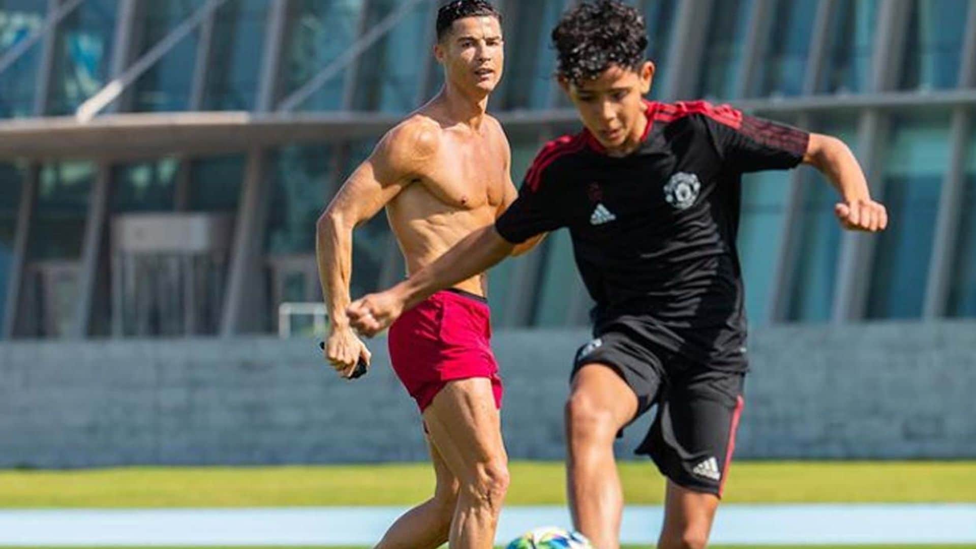 El hijo mayor de Cristiano Ronaldo ficha por el Manchester United, ¡con el número de la suerte!