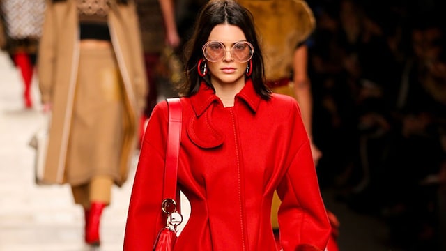 kendall jenner tras los pasos de gigi hadid para fendi