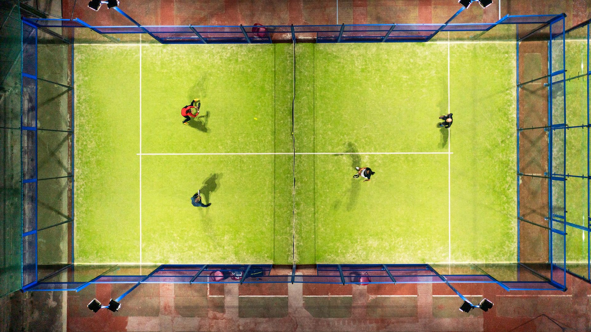 Las canchas de pádel se componen por muros o rejas que funcionan para las mismas anotaciones.