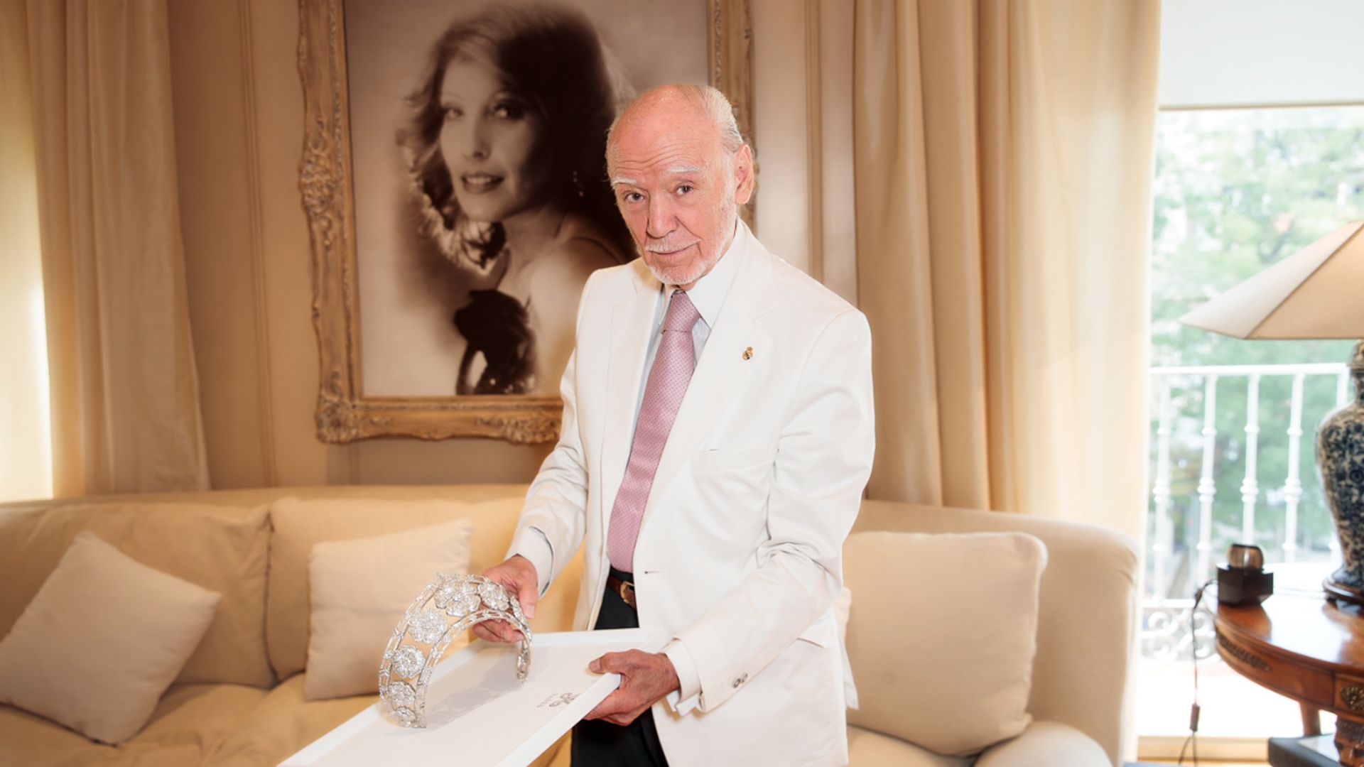 Jesús Yanes nos muestra su espectacular exposición de joyas 'Arte de amar' y comparte con nosotros curiosidades de la prestigiosa firma