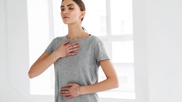 mujer respirando profundamente