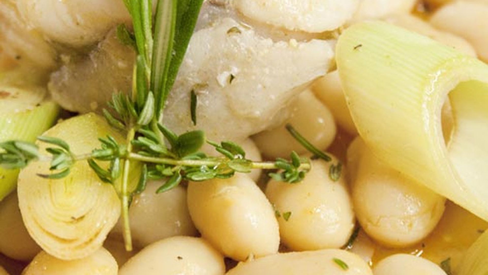 'Cassoulet' de rape con alubias y puerros ahumados