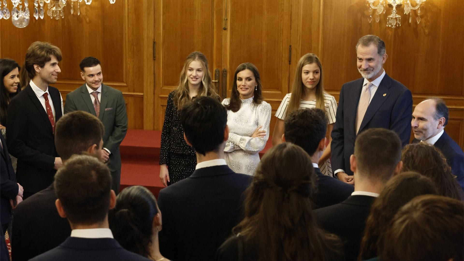 Los Reyes piden consejo a los universitarios para sus hijas y Leonor cuenta cómo está siendo su experiencia en Gales