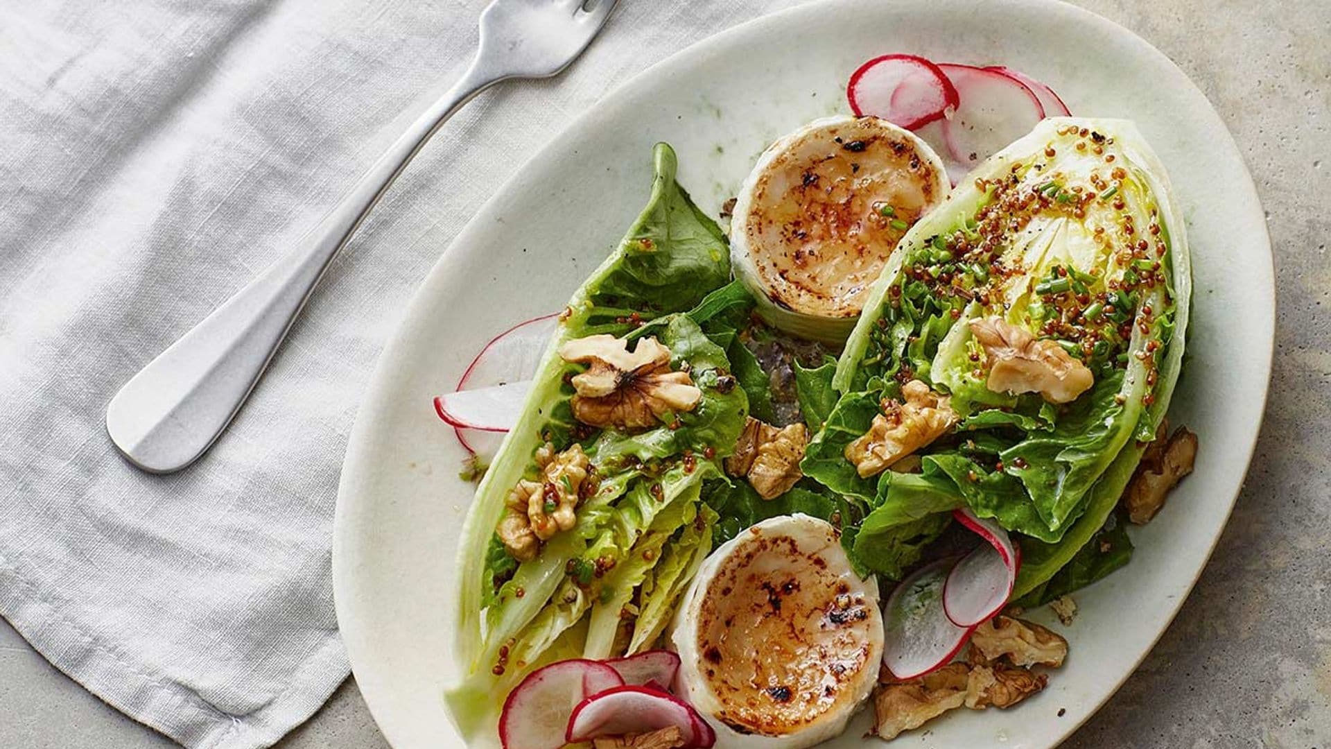 Ensalada de cogollos con queso de cabra flambeado y nueces