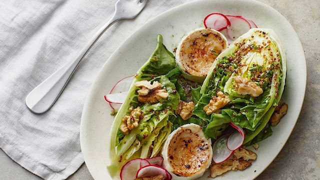 ensalada de cogollos con queso de cabra flambeado y nueces