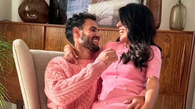 Asraf Beno abraza a Isa Pantoja, ambos vestidos de rosa