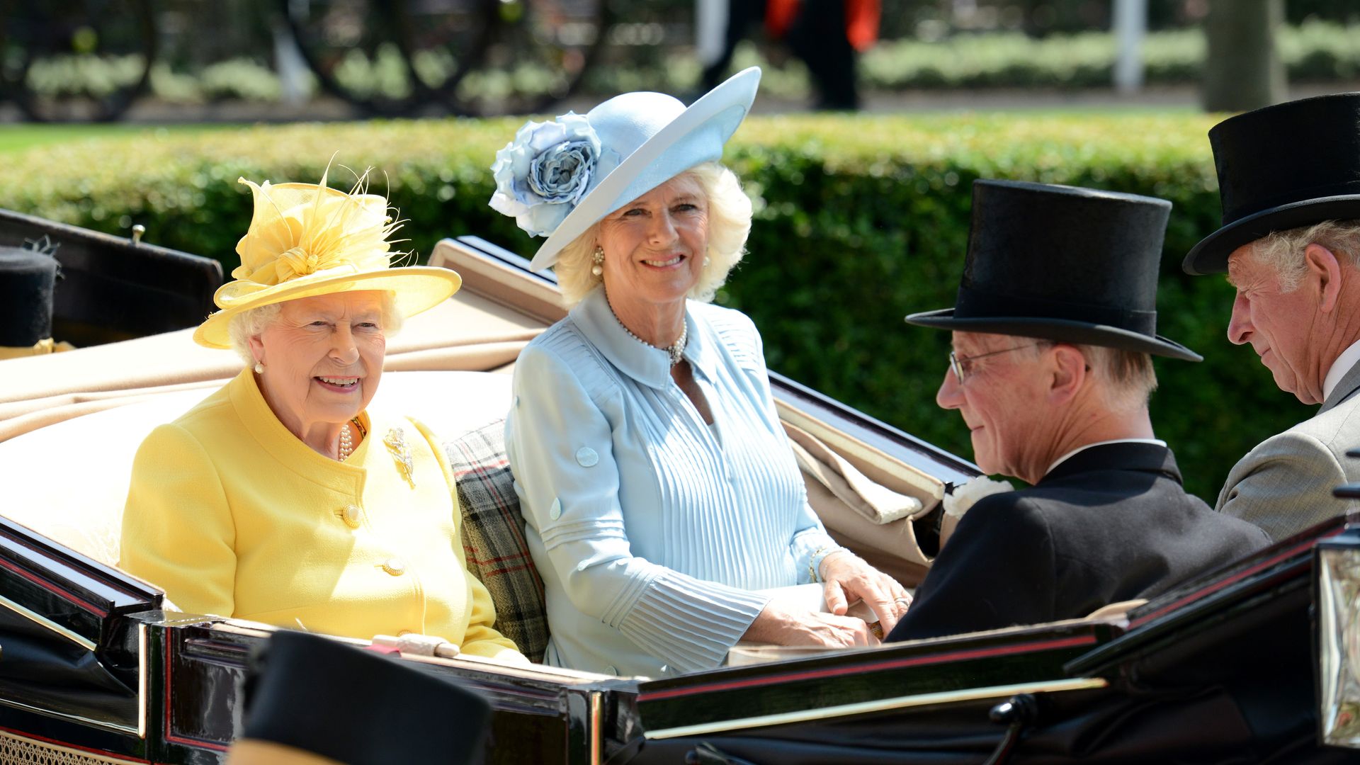 Robert Fellowes en las carreras de Ascot del año 2017 ocupando un lugar muy destacado, entrando en el hipódromo real con la reina Isabel II, el heredero a la Corona británica y la mujer de este, la entonces duquesa de Cornualles