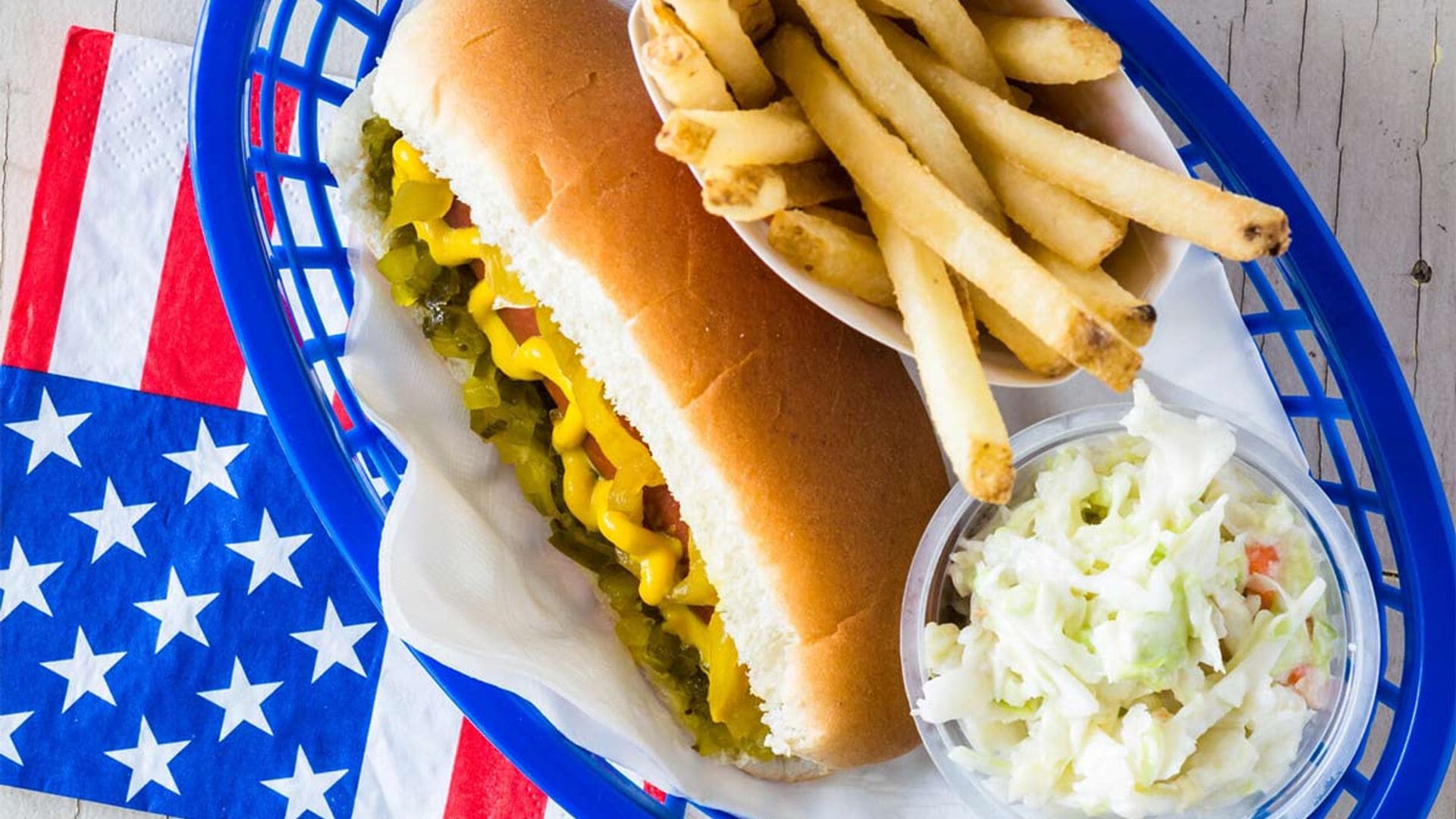 Perrito caliente con 'coleslaw'