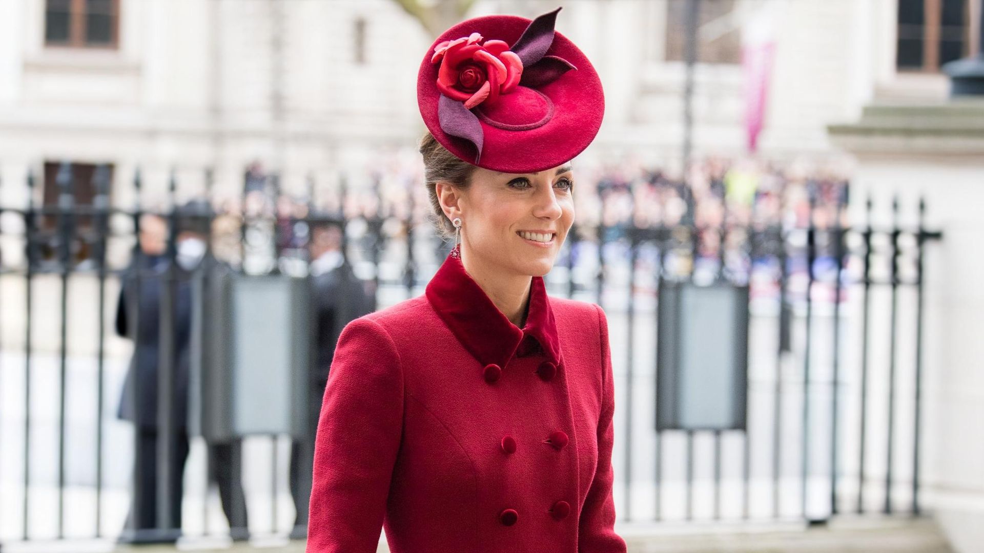 El abrigo que conecta a Lady Di, Kate Middleton y la princesa Charlotte: a contraste, estilo 'frock' y de una firma de 1977