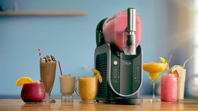Máquina de hacer granizados de SharkNinja en primer plano con muchos smoothies y granizados sobre la mesa