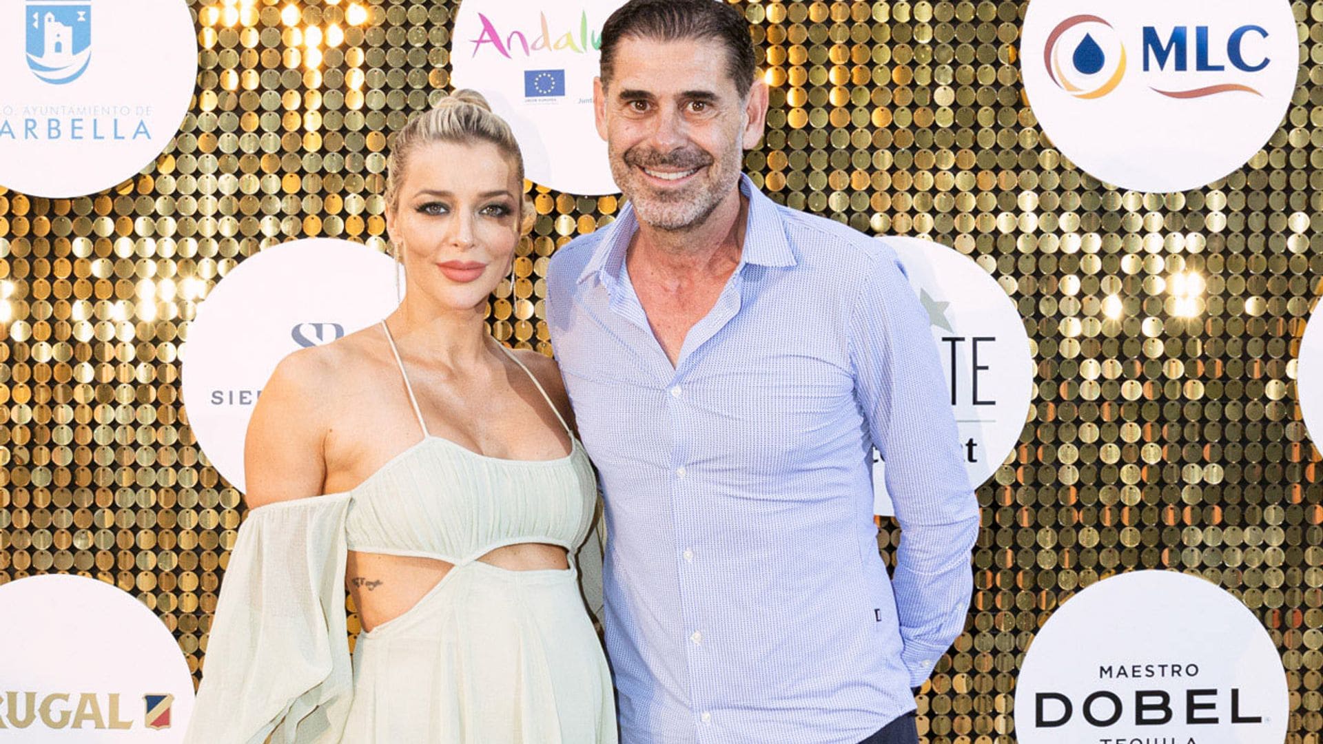 Fernando Hierro, de 55 años, y su novia, Fani Stipkovic, de 40, viven su verano más mágico a la espera de ser papás
