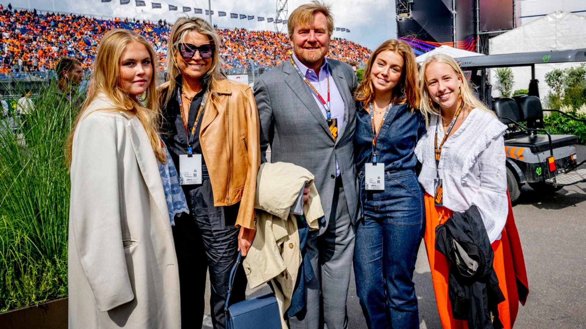 Las imágenes de Guillermo y Máxima de Holanda con sus hijas recorriendo los boxes de la Fórmula 1 como unos fans más