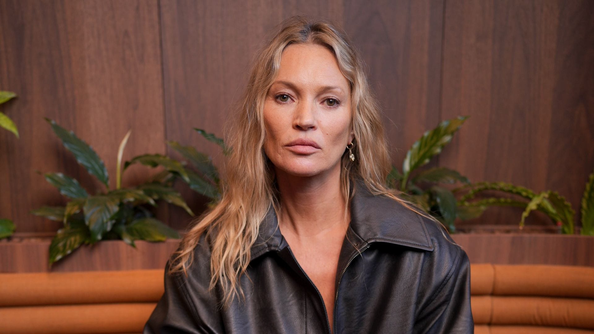Kate Moss hace de su bolso más exclusivo el mejor accesorio para la playa