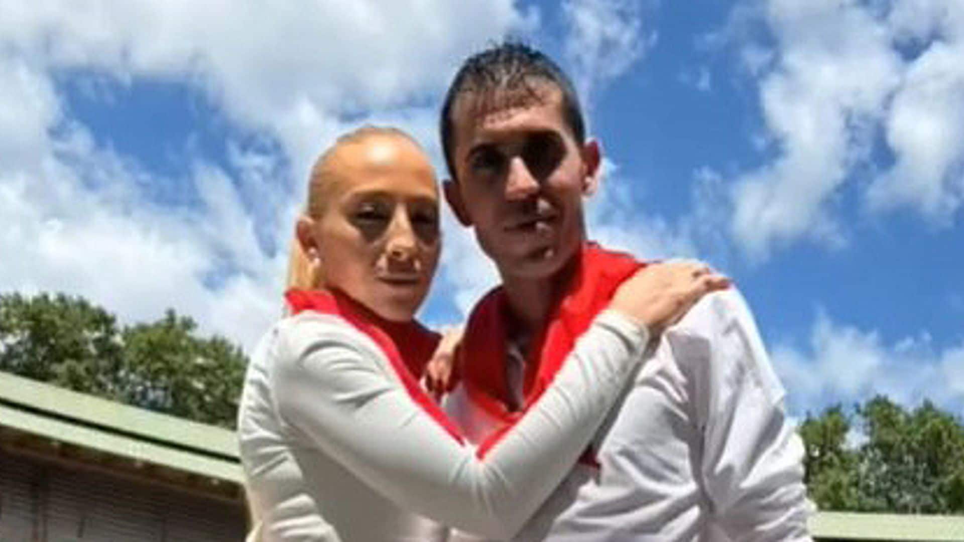El emotivo homenaje en el primer encierro en San Fermín a dos de los fallecidos por la DANA: "Va por ellos"