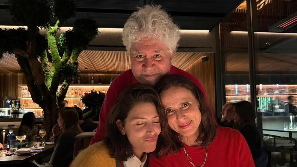 Aitana Sánchez Gijón celebra junto a Pedro Almodóvar y Bárbara Lennie el final de 'Amarga Navidad': "No tengo palabras para lo que se viene"