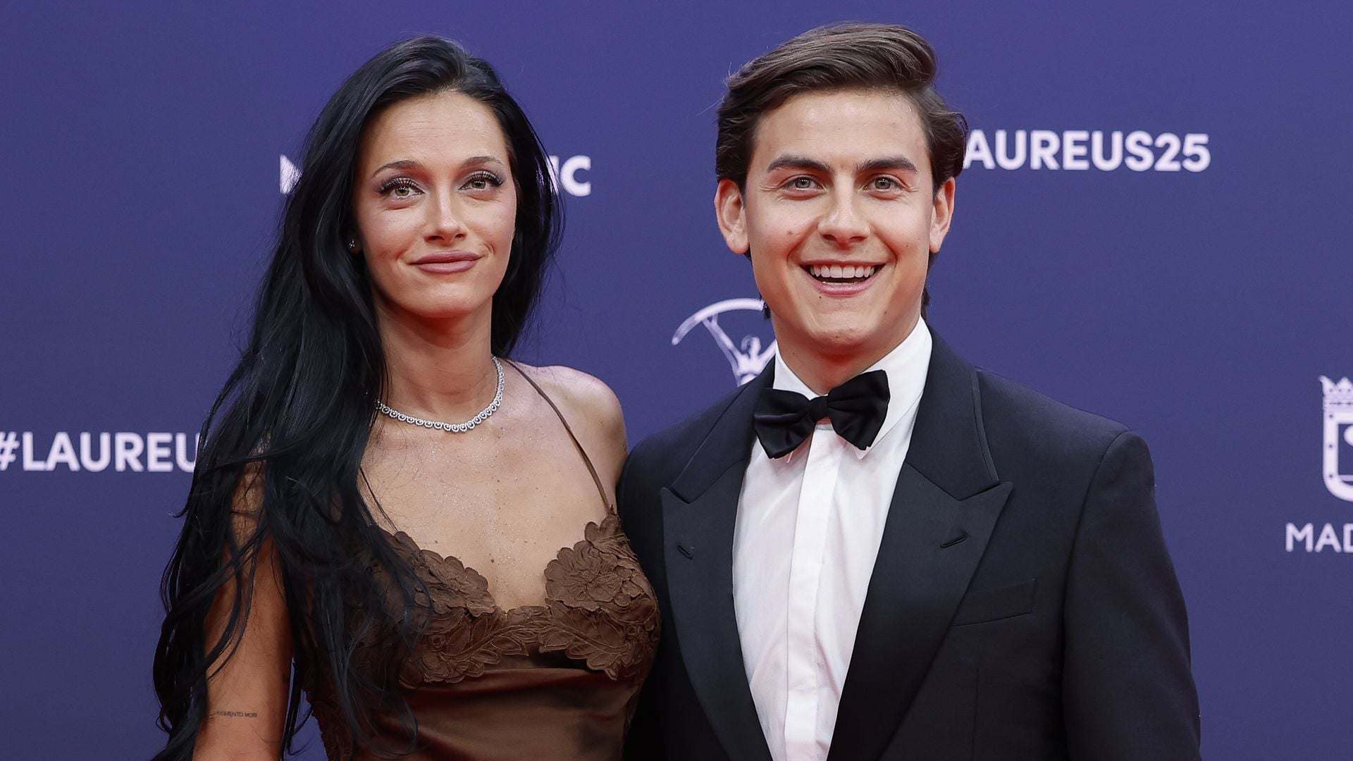 Paulo Dybala y Oriana Sabatini deslumbran en la alfombra roja desde Madrid