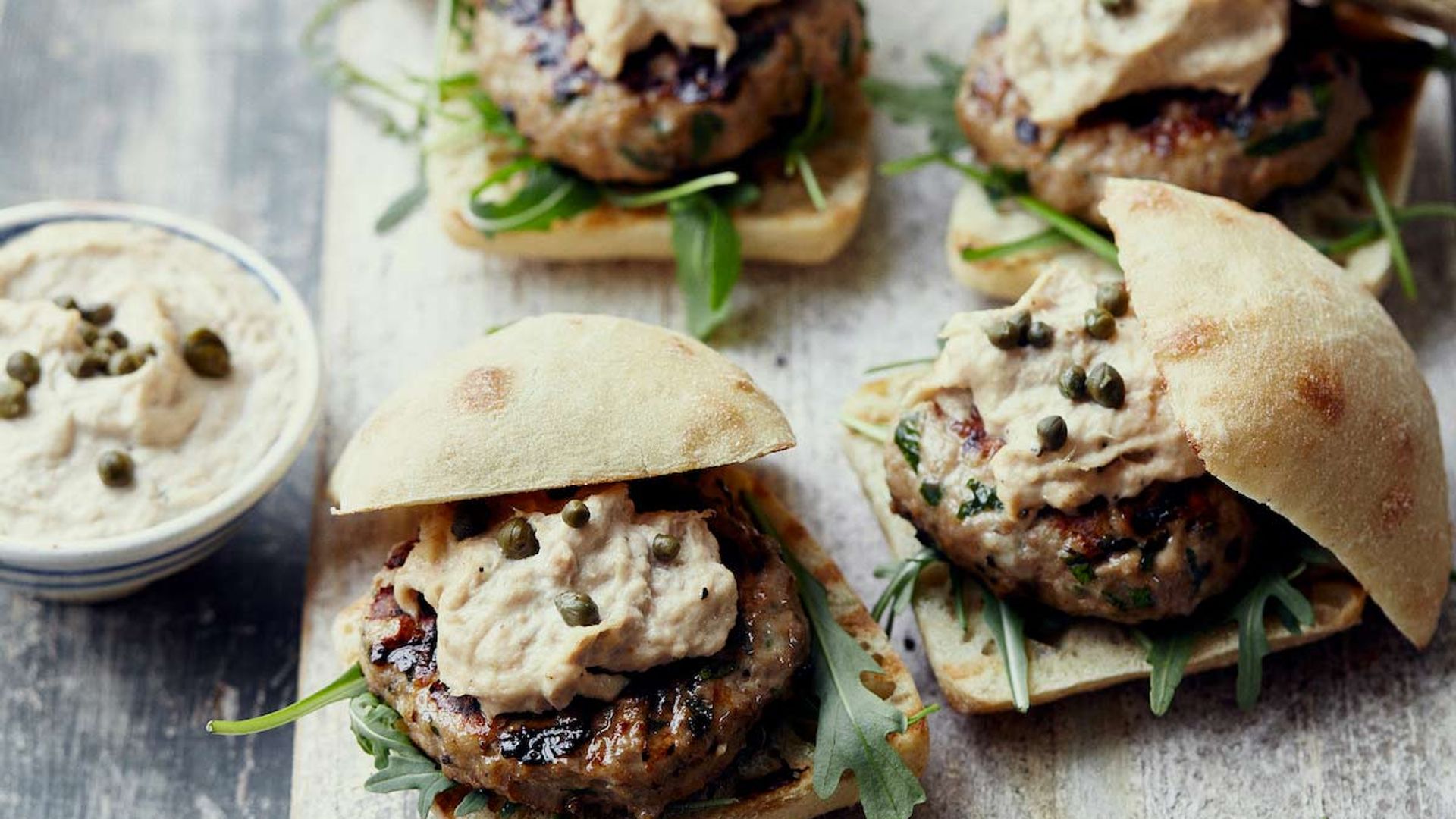 Mini hamburguesas con mousse de atún y alcaparras