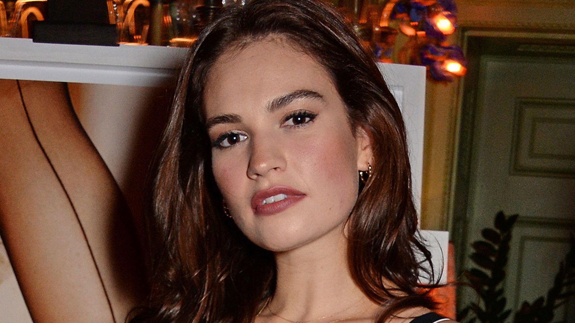 Lily James, en shock tras el posado y las declaraciones de Dominic West sobre su matrimonio