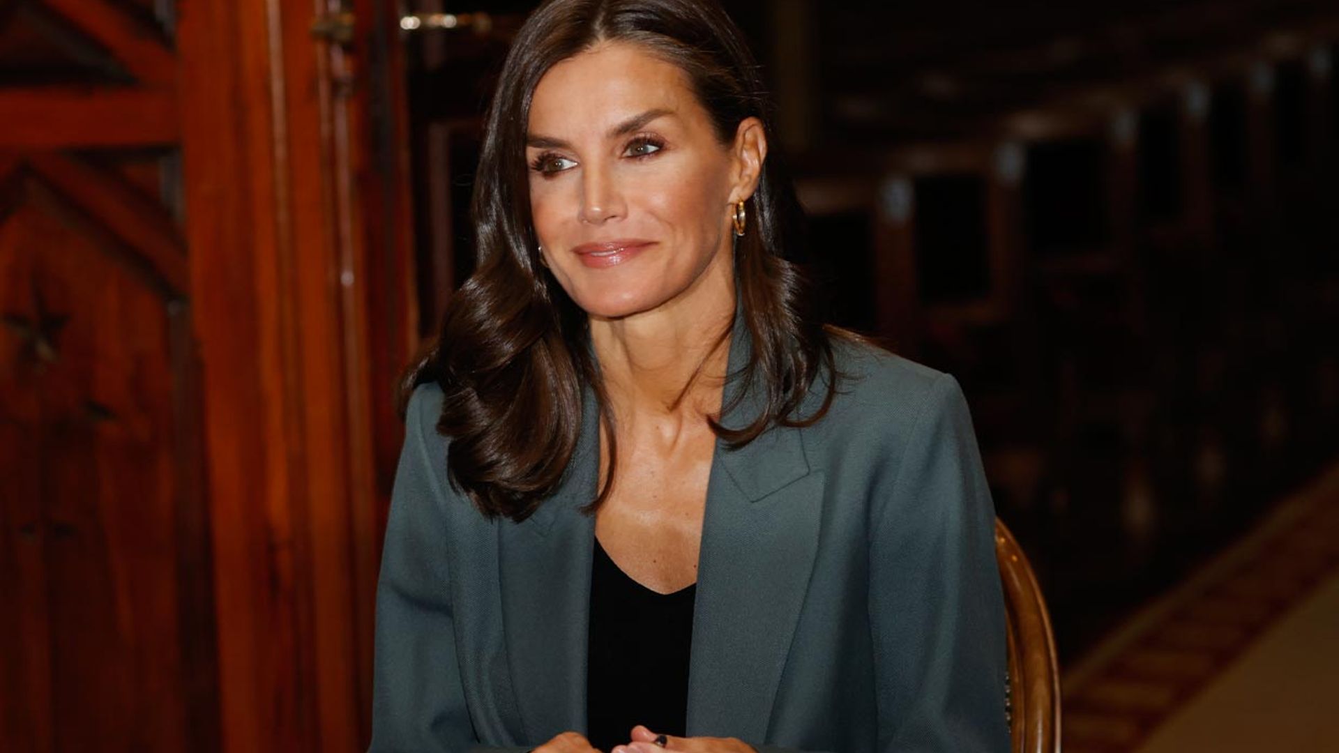 La Reina recupera sus tacones transparentes en un look de trabajo infalible