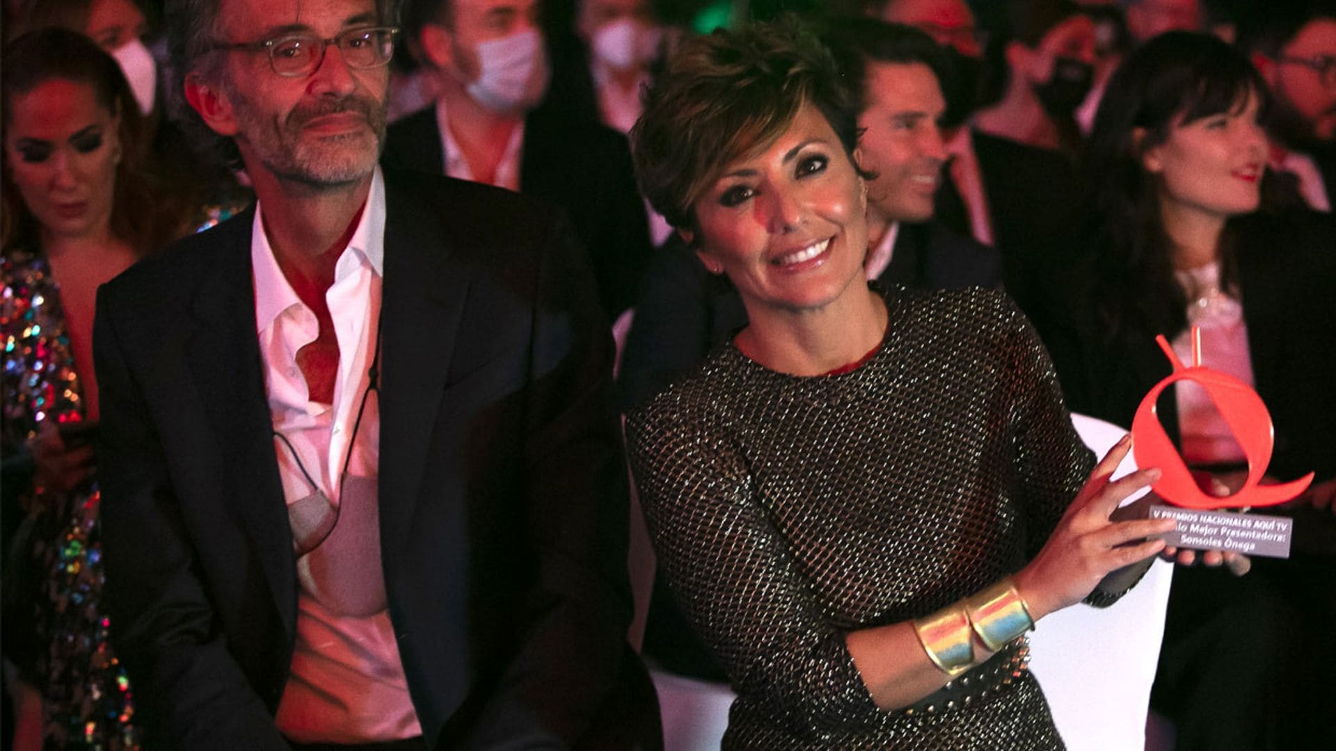 Sonsoles Ónega, muy bien acompañada por su pareja César Vidal al recoger un premio un Valencia