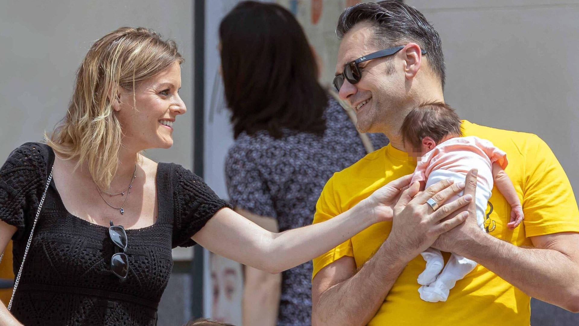 Andrea Ropero e Iñaki López: las fotografías más tiernas de su primer paseo en familia tras el nacimiento de su hija