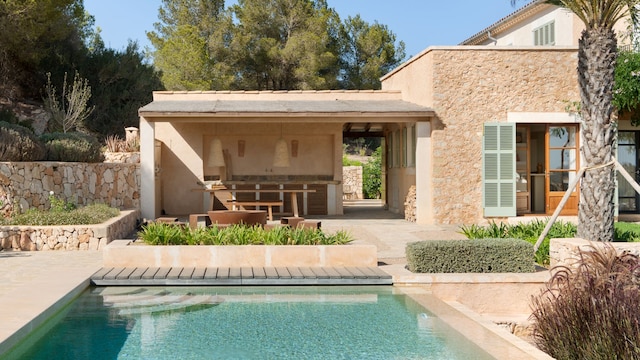 Casa de piedra con piscina