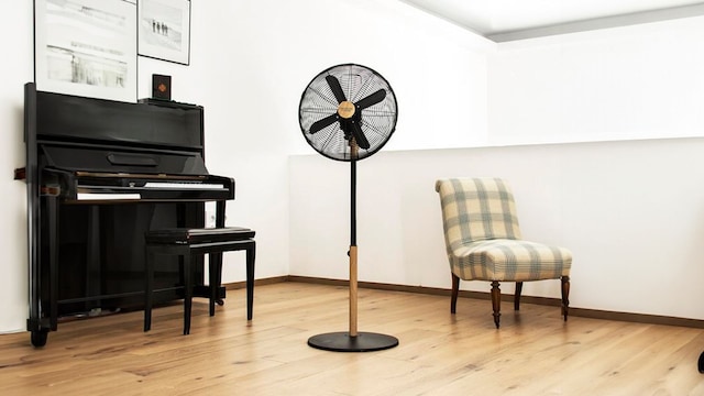 Un ventilador en una habitación con un piano