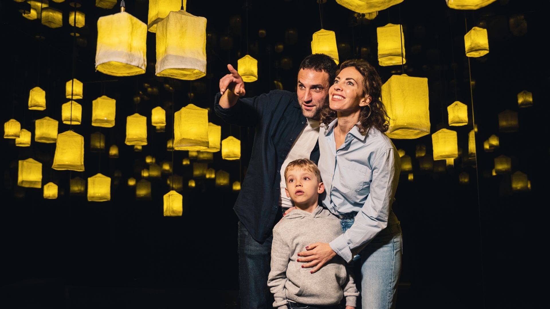 Experiencia inmersiva en familia en la sala de los farolillos de MUSEO IKONO Madrid