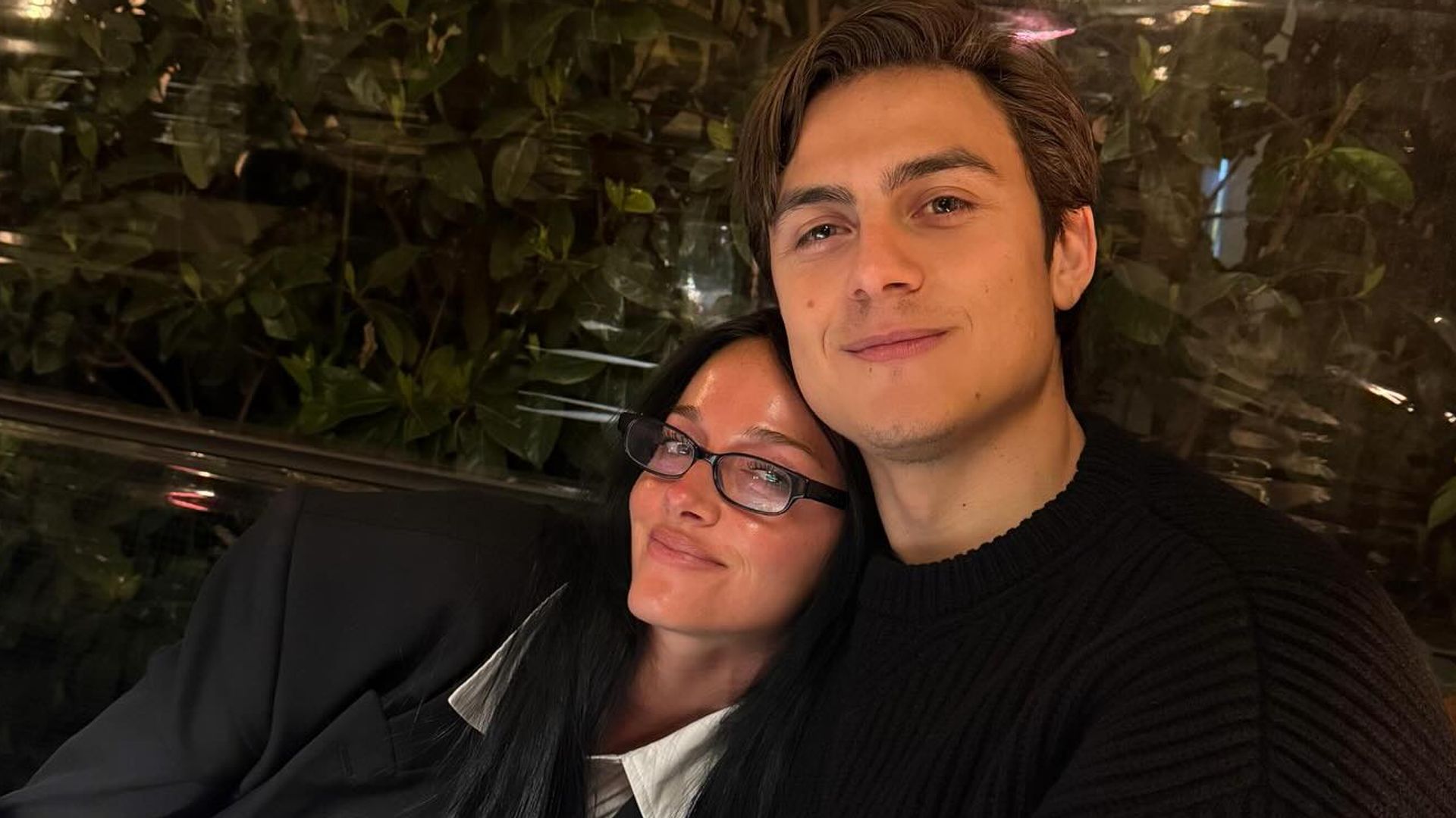Oriana Sabatini, a punto de dar a luz, comparte un especial posado junto a Paulo Dybala