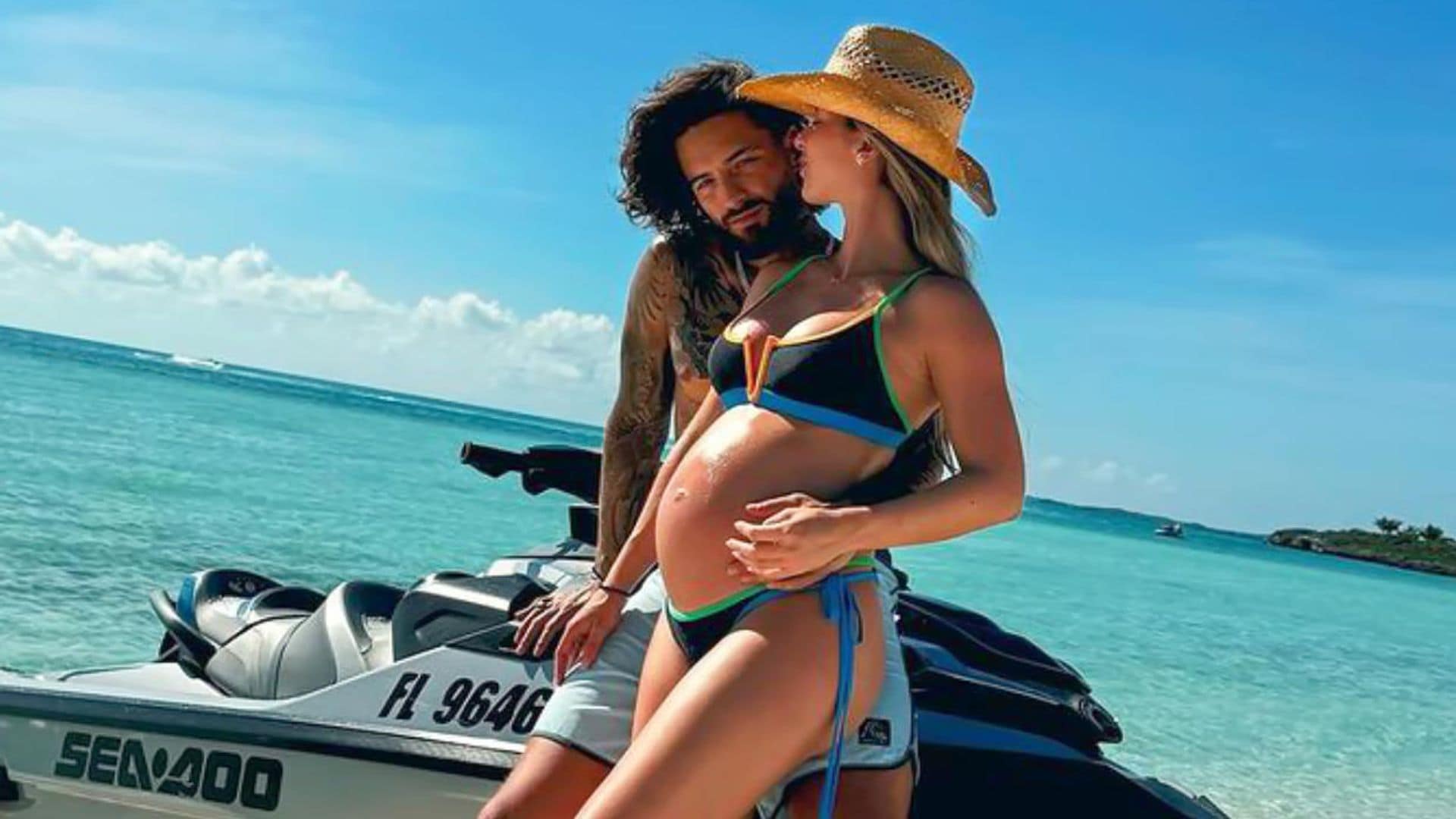 Maluma presume de amor en la playa con su chica, Susana Gómez, embarazada y en bikini