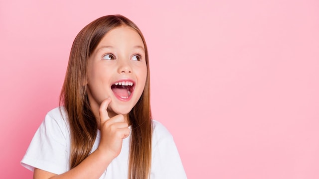 Niña en actitud pensativa y contenta