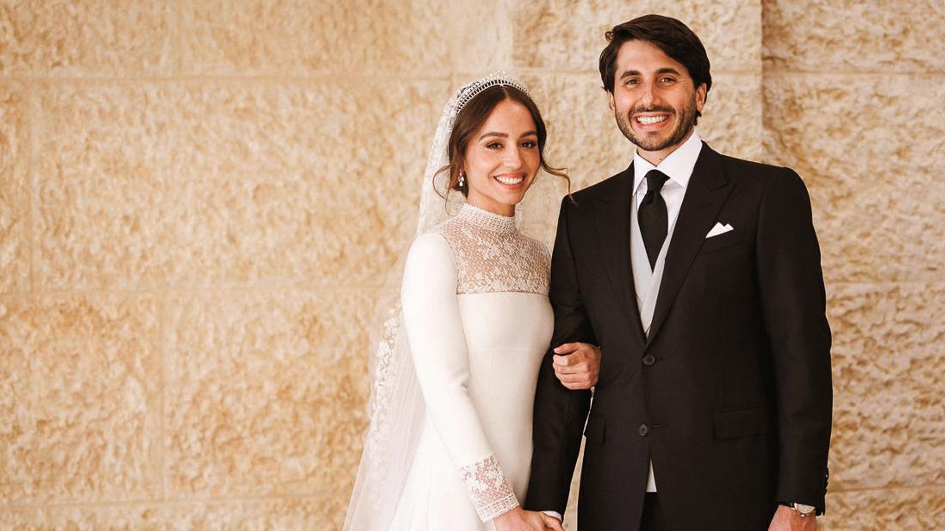 Una boda de 15 minutos, la tiara de su abuela y un vestido de alta costura: recordamos el enlace de Iman de Jordania