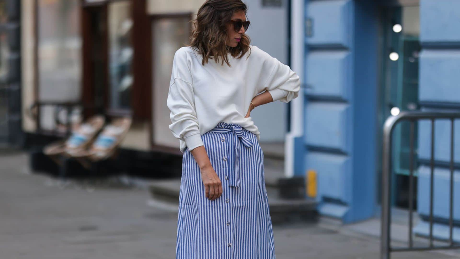 Combina tus camisas y tops básicos con una falda estampada para triunfar en primavera