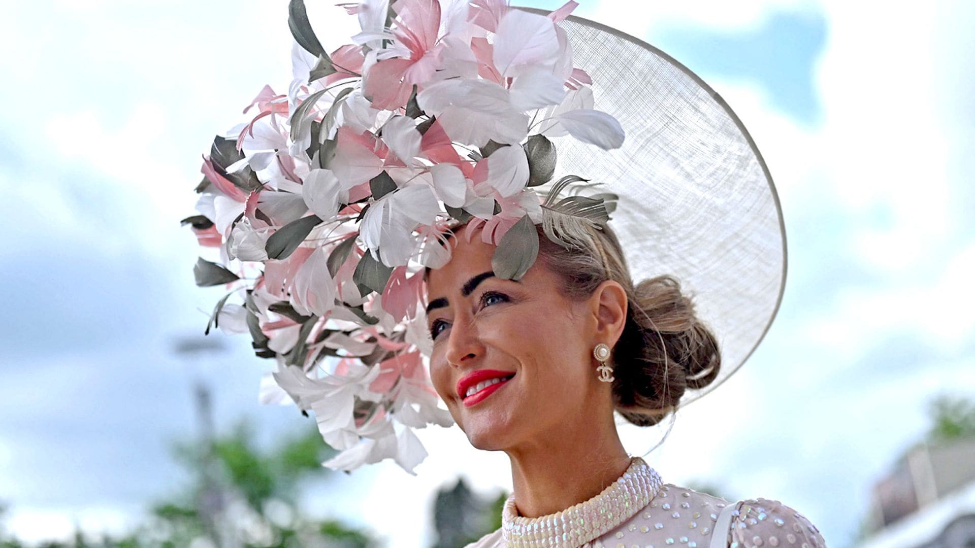 La espectacular exhibición de tocados y pamelas llamativos vista en Ascot