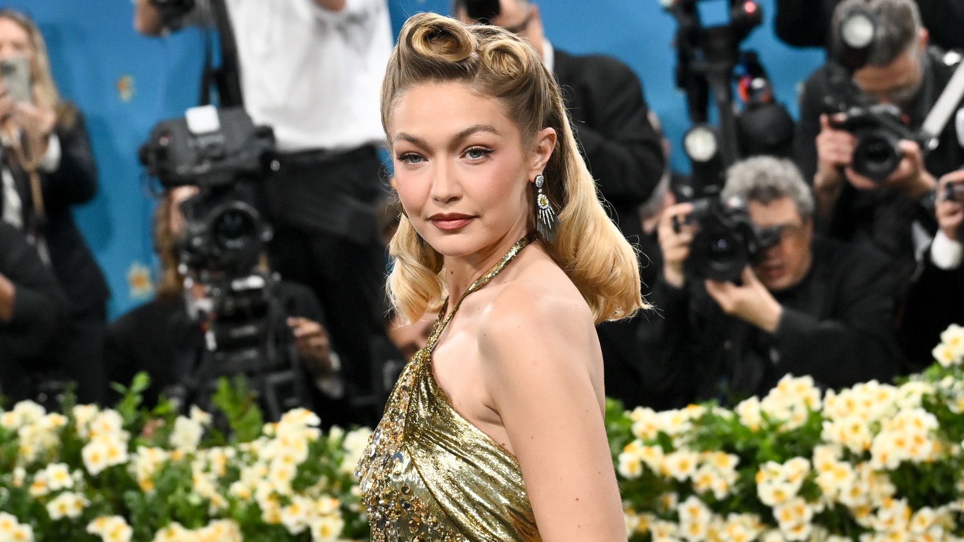 Gigi Hadid sorprende con un emotivo homenaje en su 'look' de la MET Gala 2025