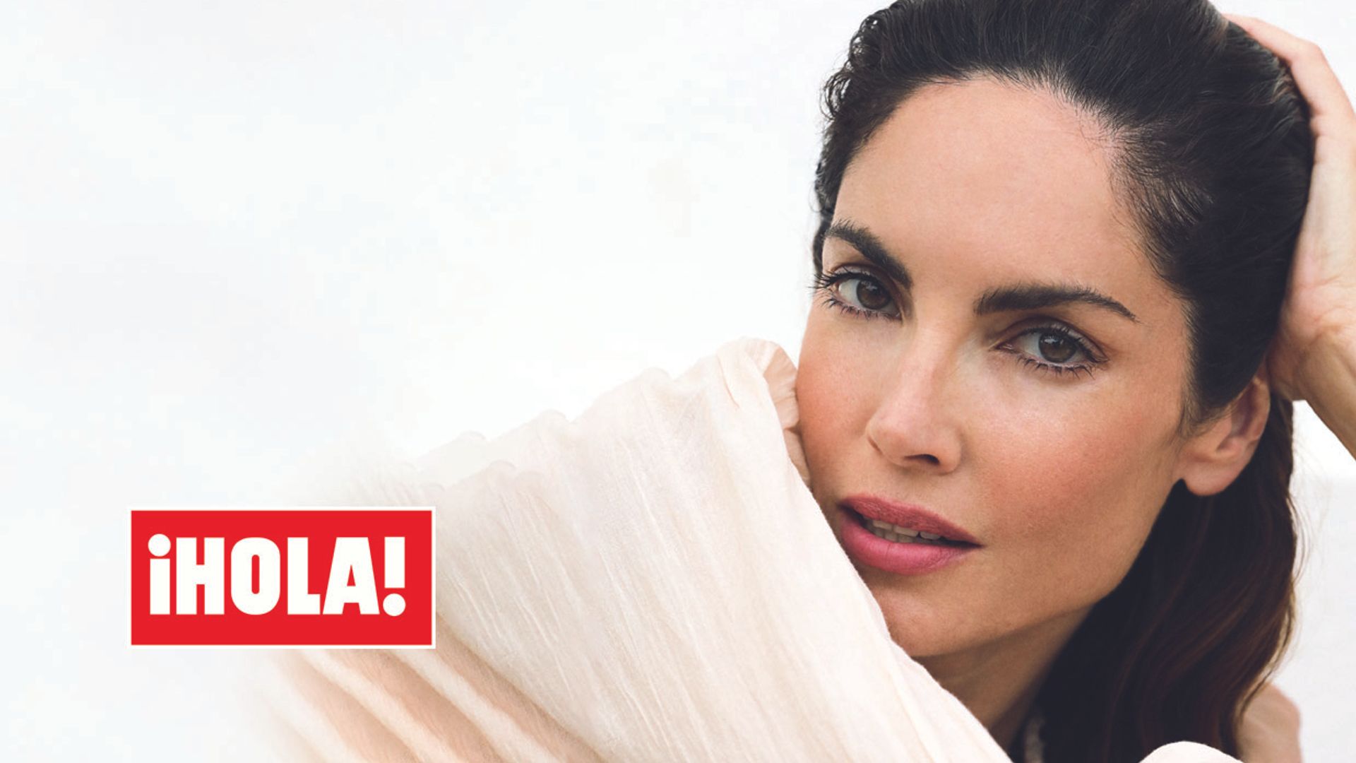En ¡HOLA!, Eugenia Silva nos descubre sus mejores trucos de belleza sin salir de casa
