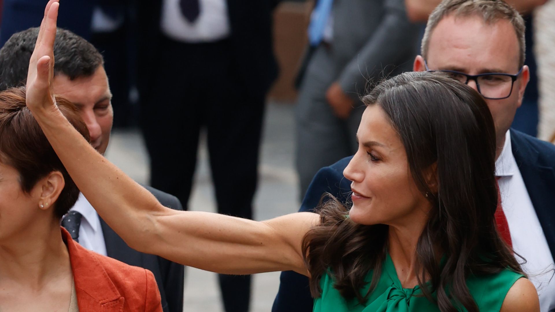 La reina Letizia al saludar