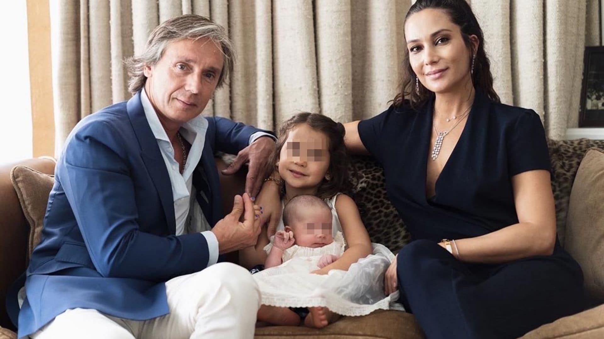 Cristina Sainz e Israel Bayón comparten las imágenes más familiares del bautizo de su hijo