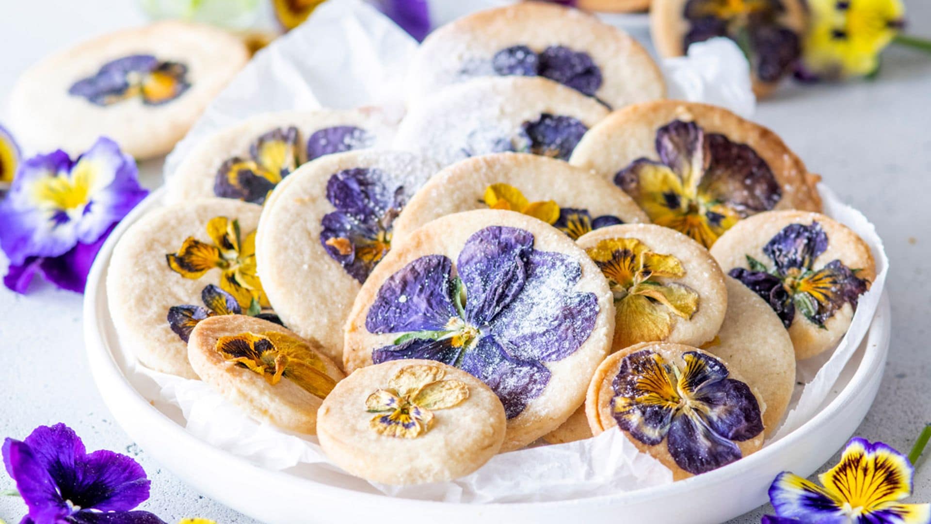 Galletitas de mantequilla con flores cristalizadas